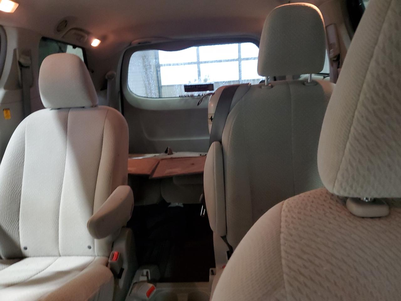 2011 Toyota Sienna - Image 10