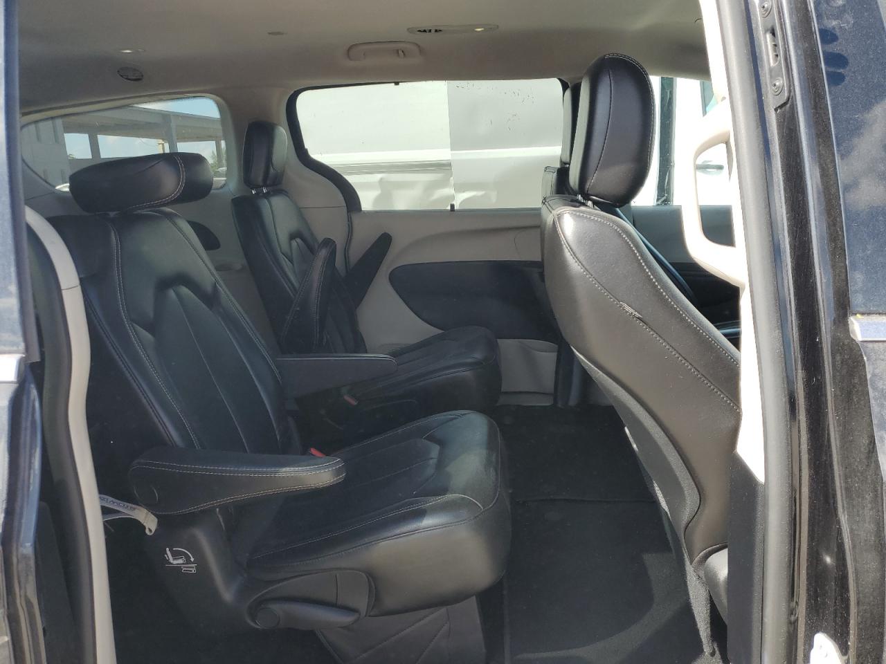 2021 Chrysler Voyager - Image 12