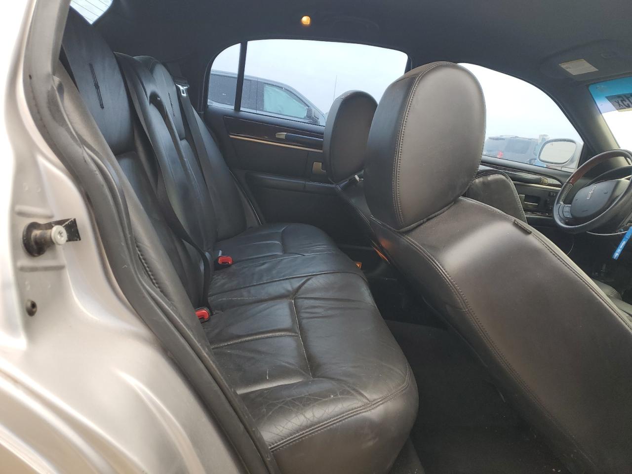 2011 Lincoln Town Car - Image 10