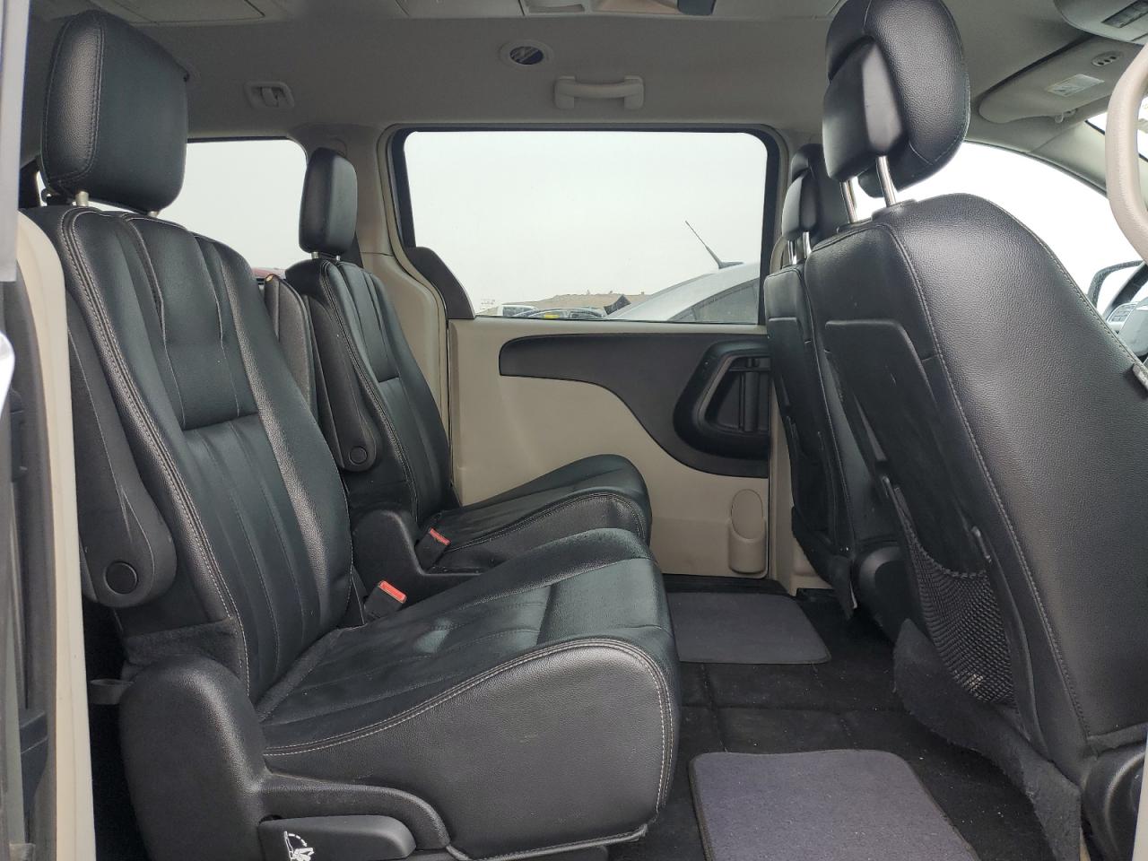 2016 Chrysler Town & Country - Image 11