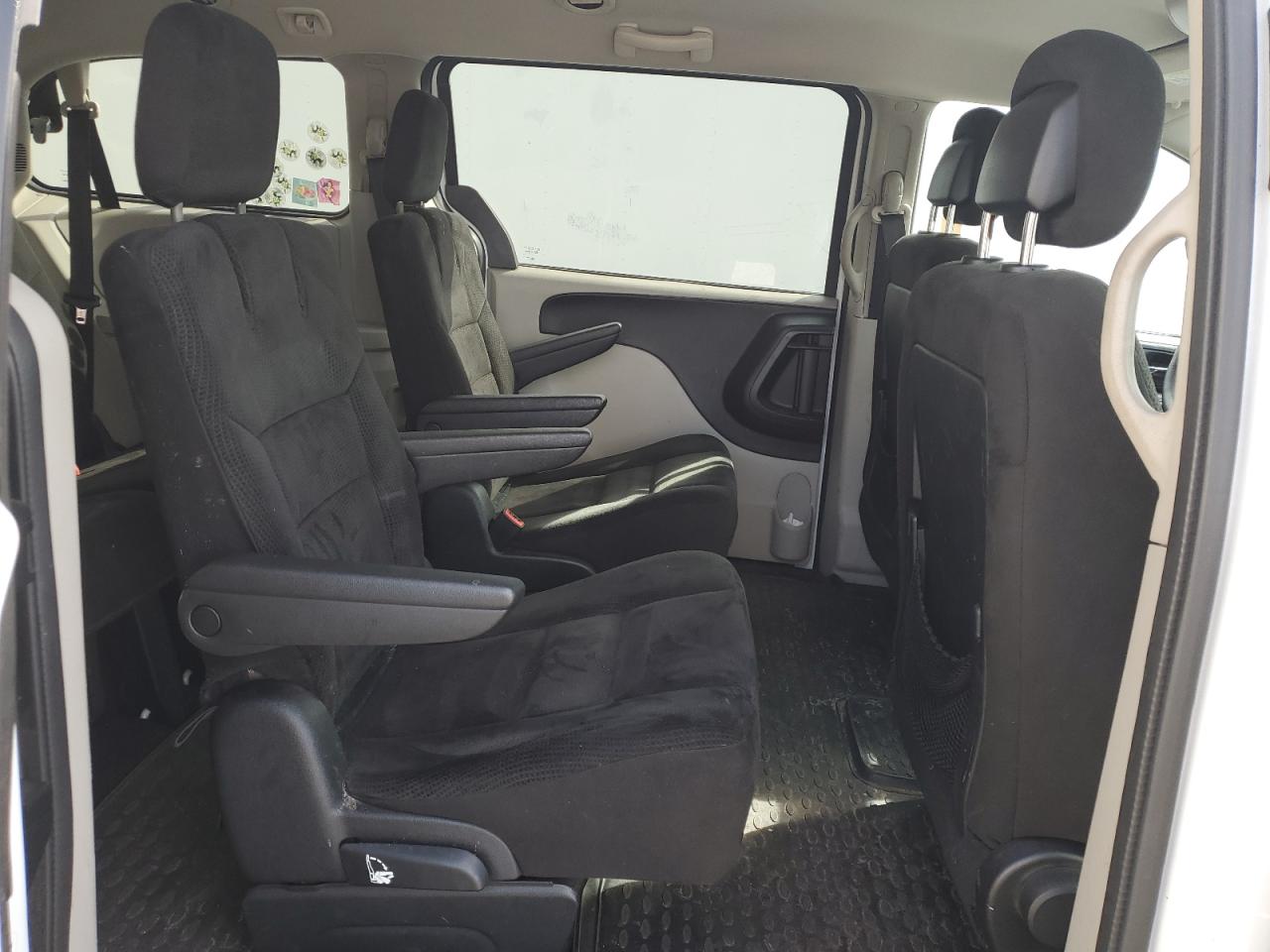 2016 Dodge Caravan - Image 11