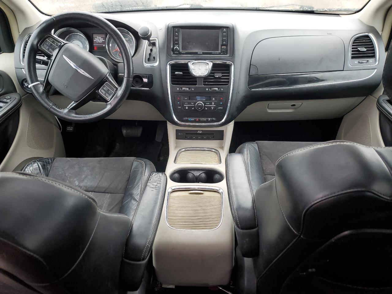 2014 Chrysler Town & Country - Image 8