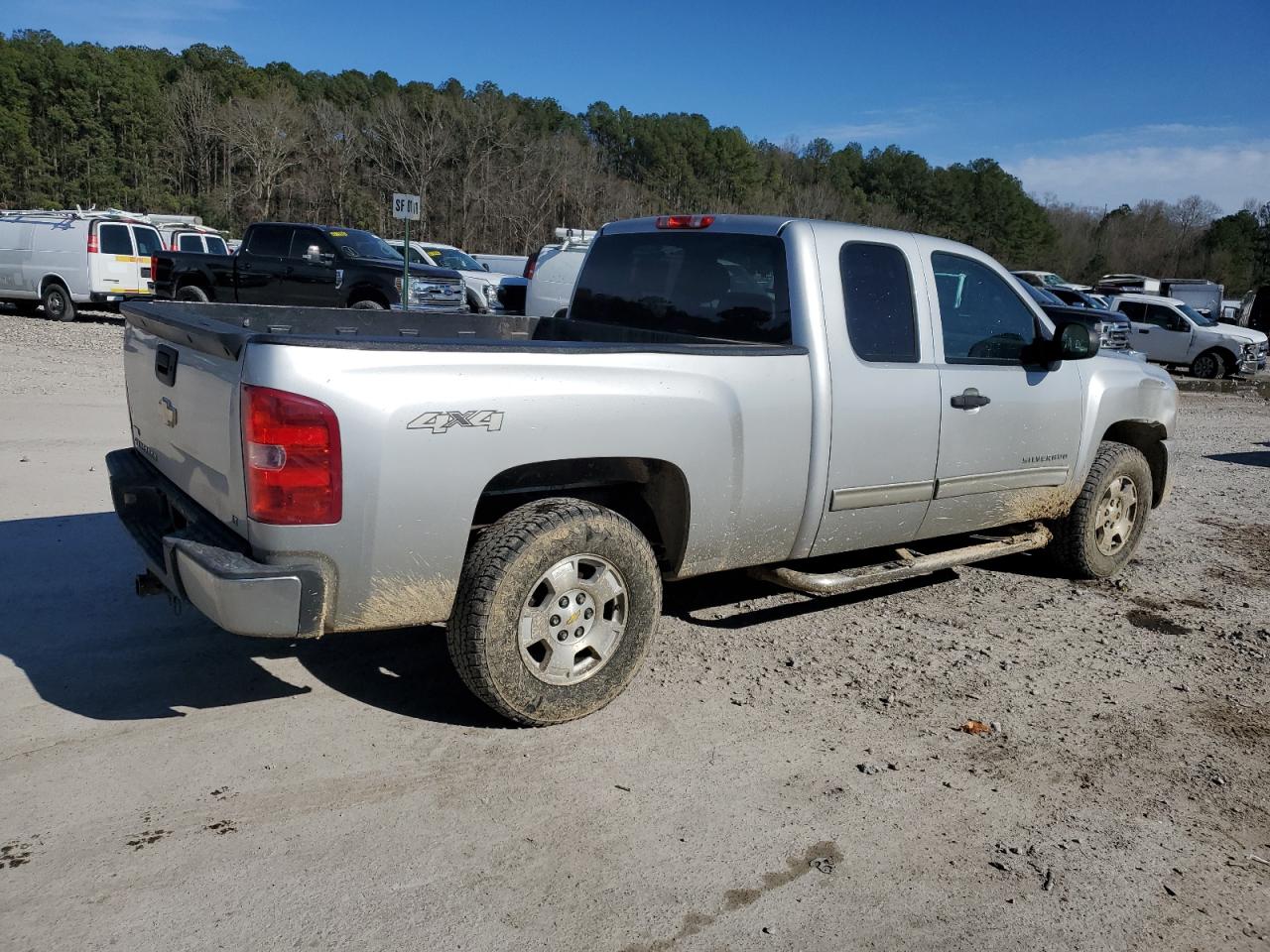 2011 Chevrolet Silverado - Image 3