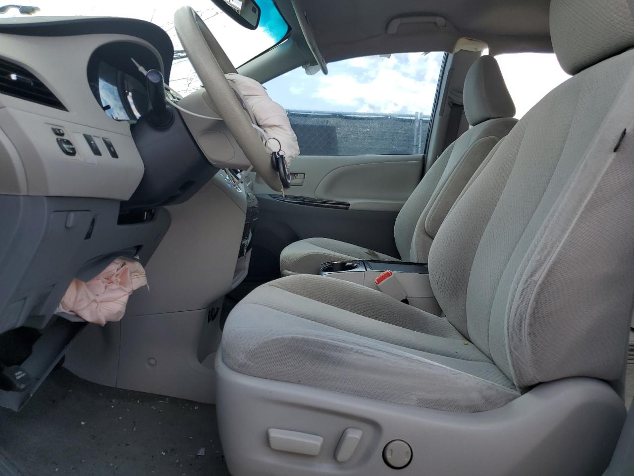 2012 Toyota Sienna - Image 7