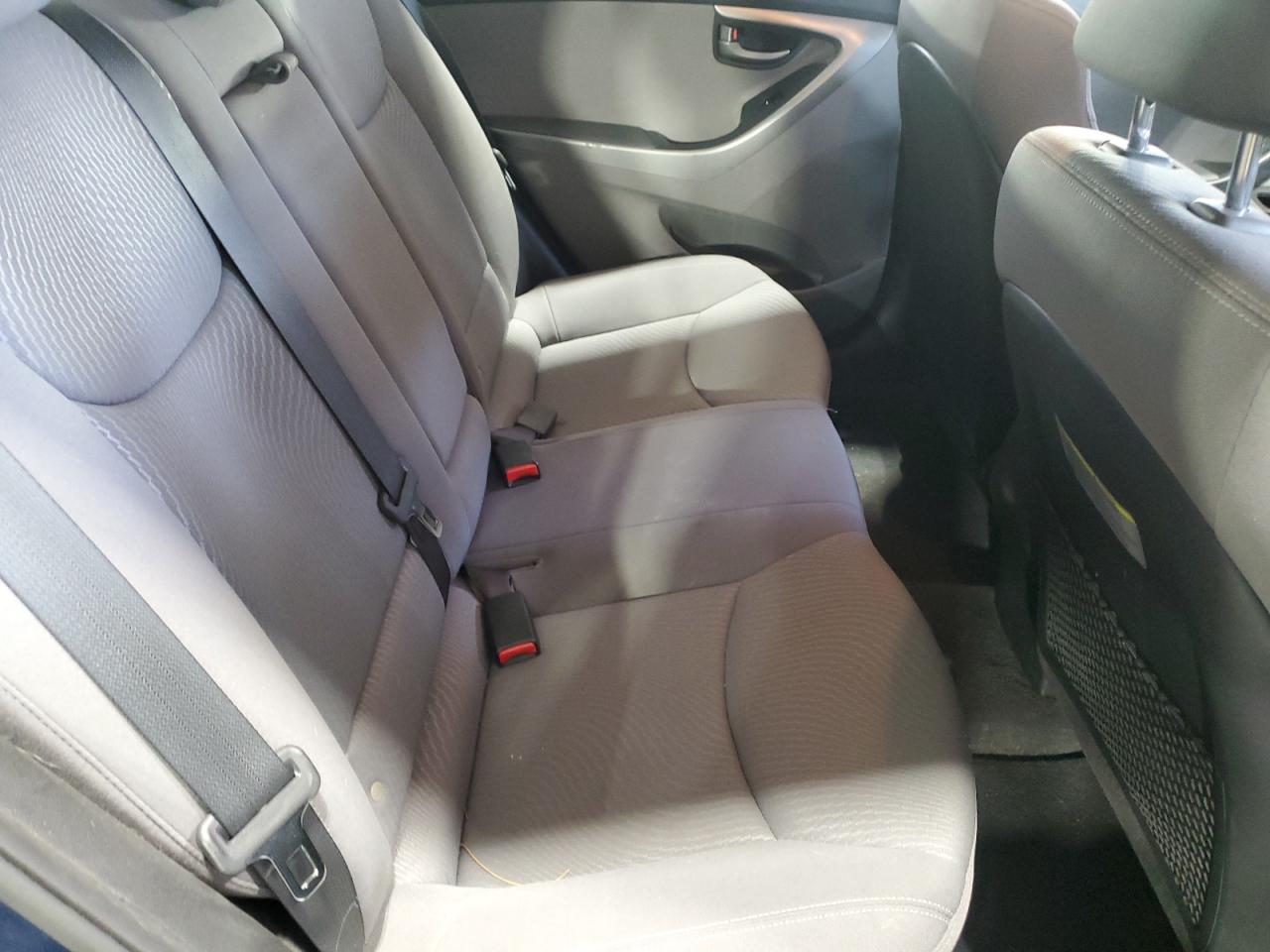 2016 Hyundai Elantra - Image 10