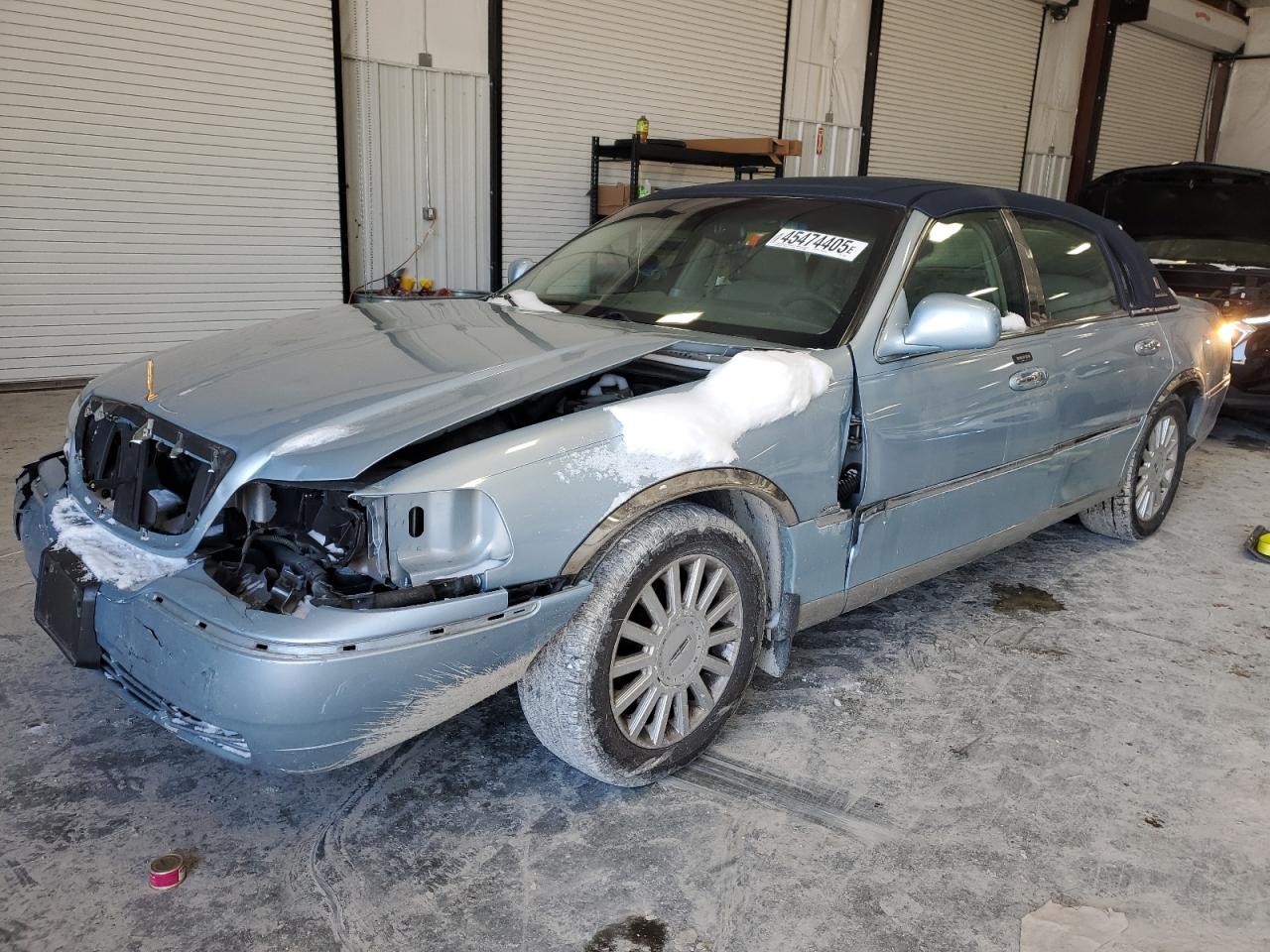2005 Lincoln Town Car - Image 1