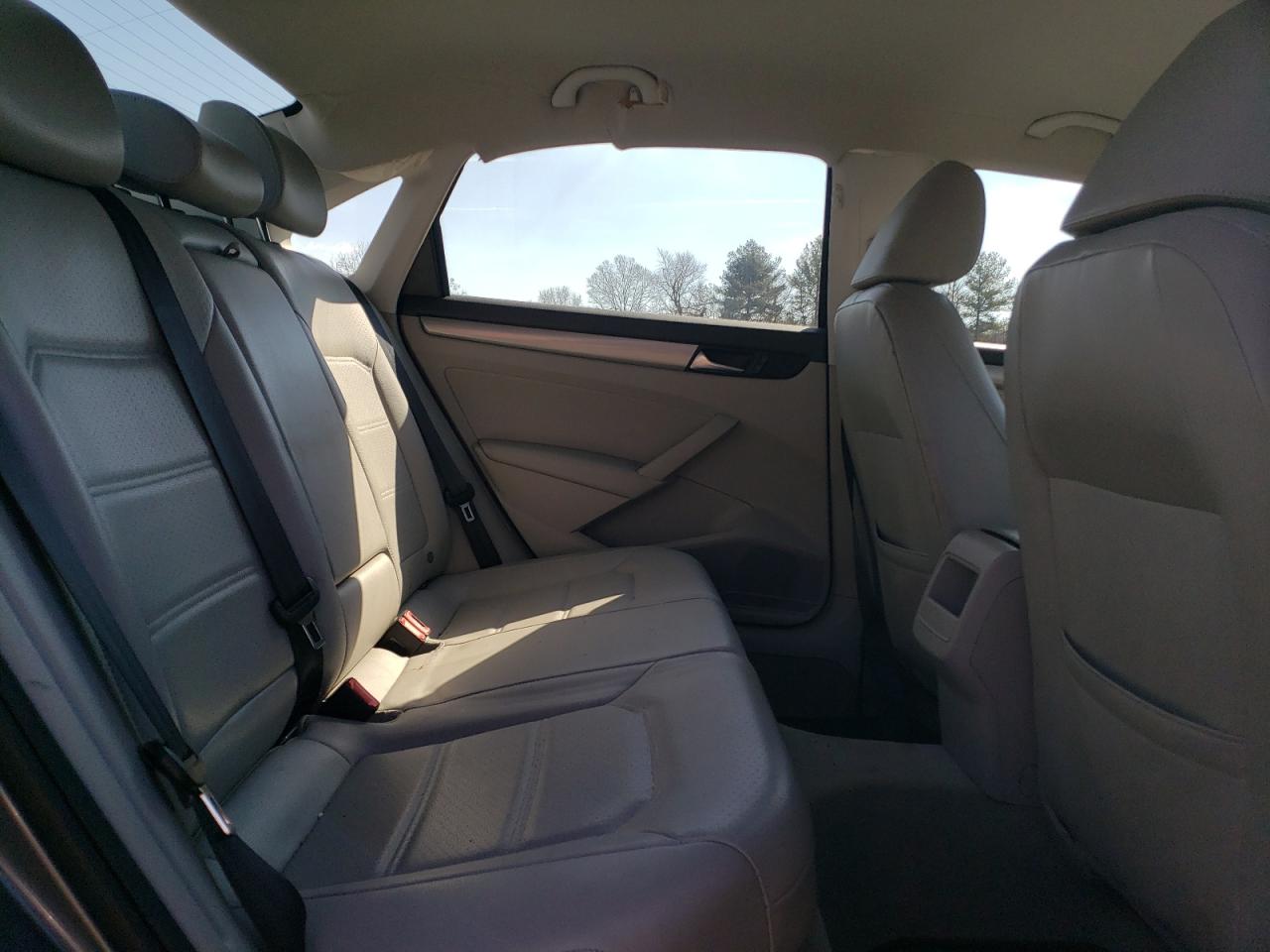 2015 Volkswagen Passat - Image 10
