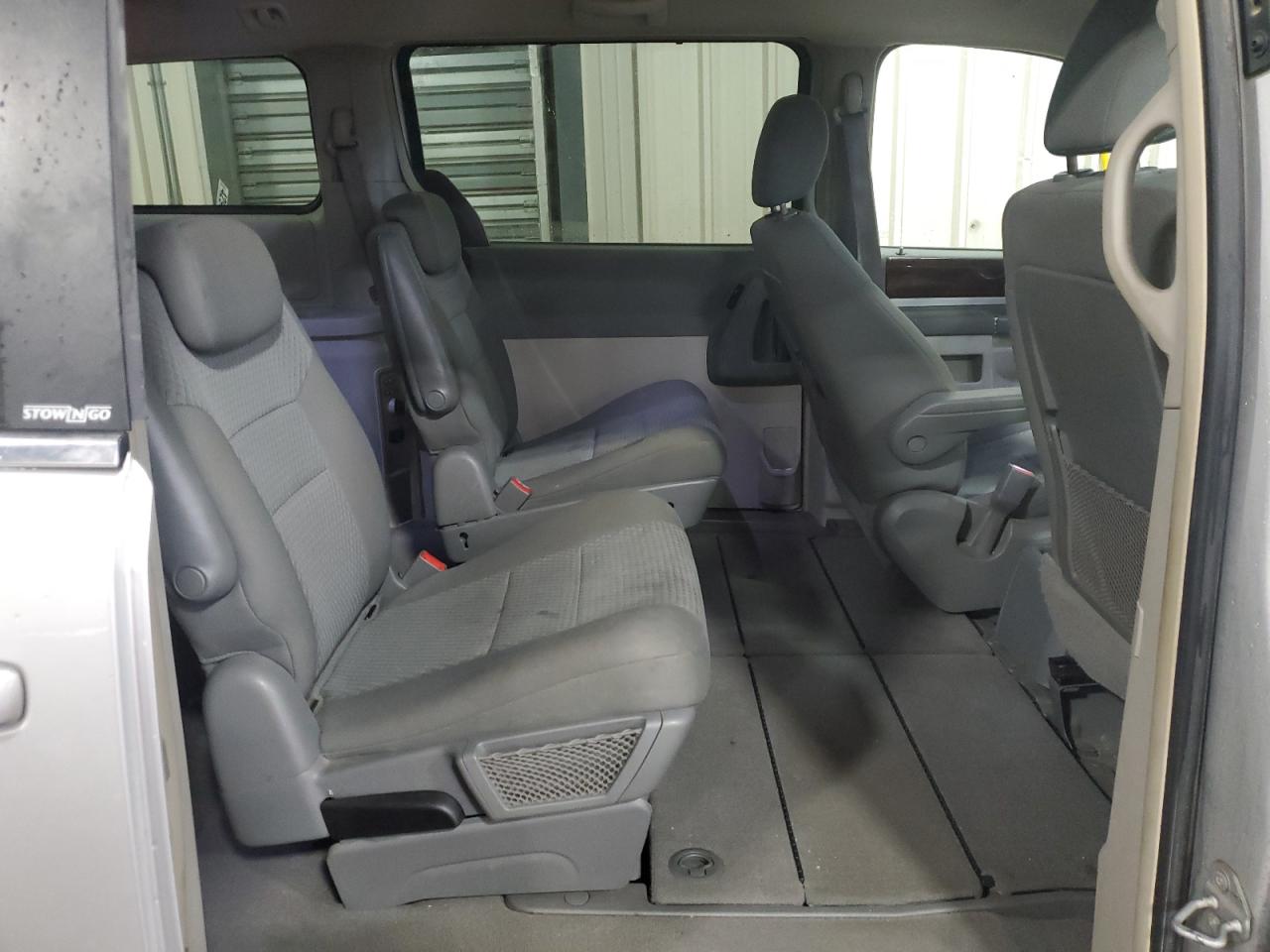 2010 Chrysler Town & Country - Image 11