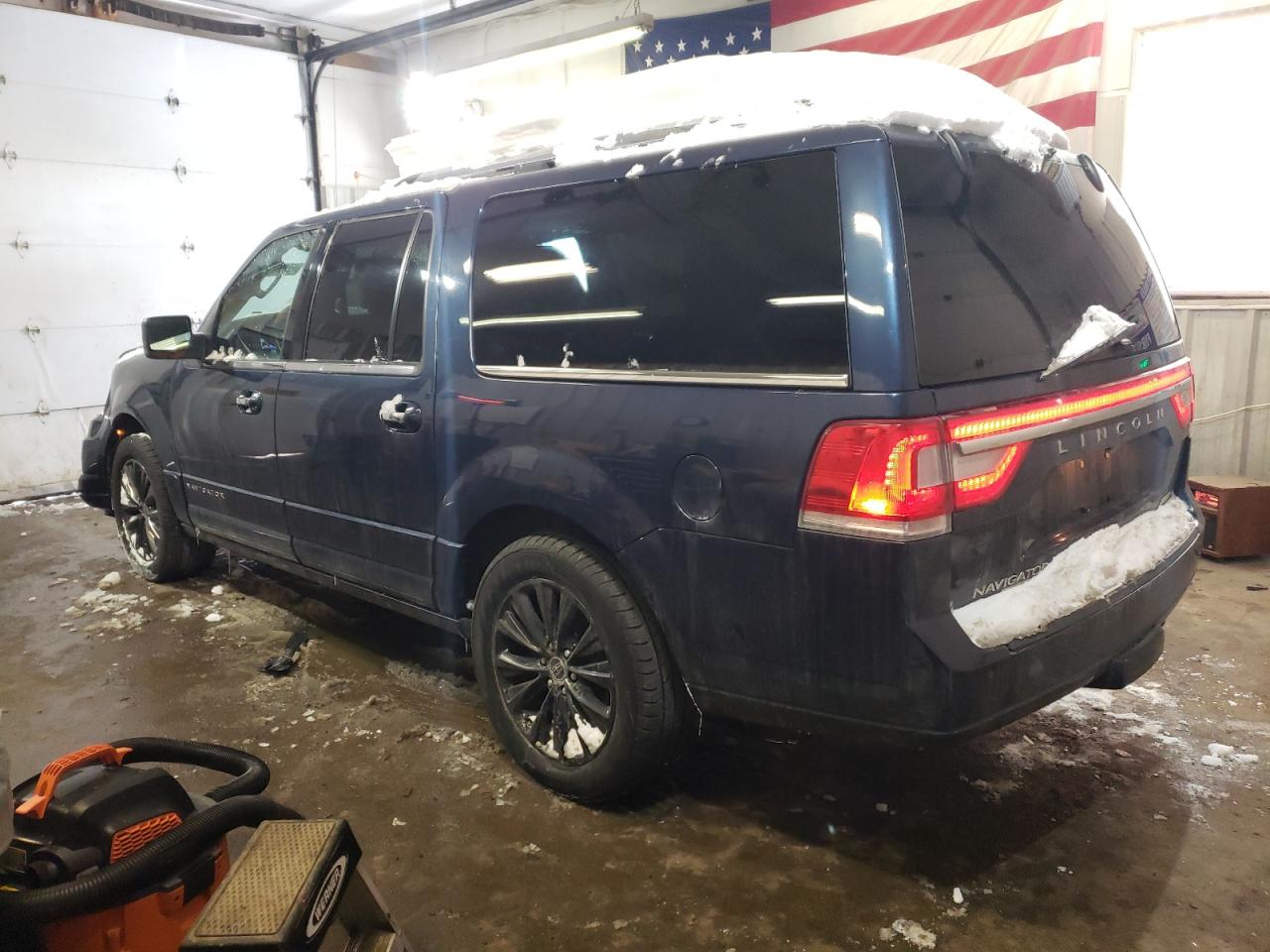 2015 Lincoln Navigator - Image 2