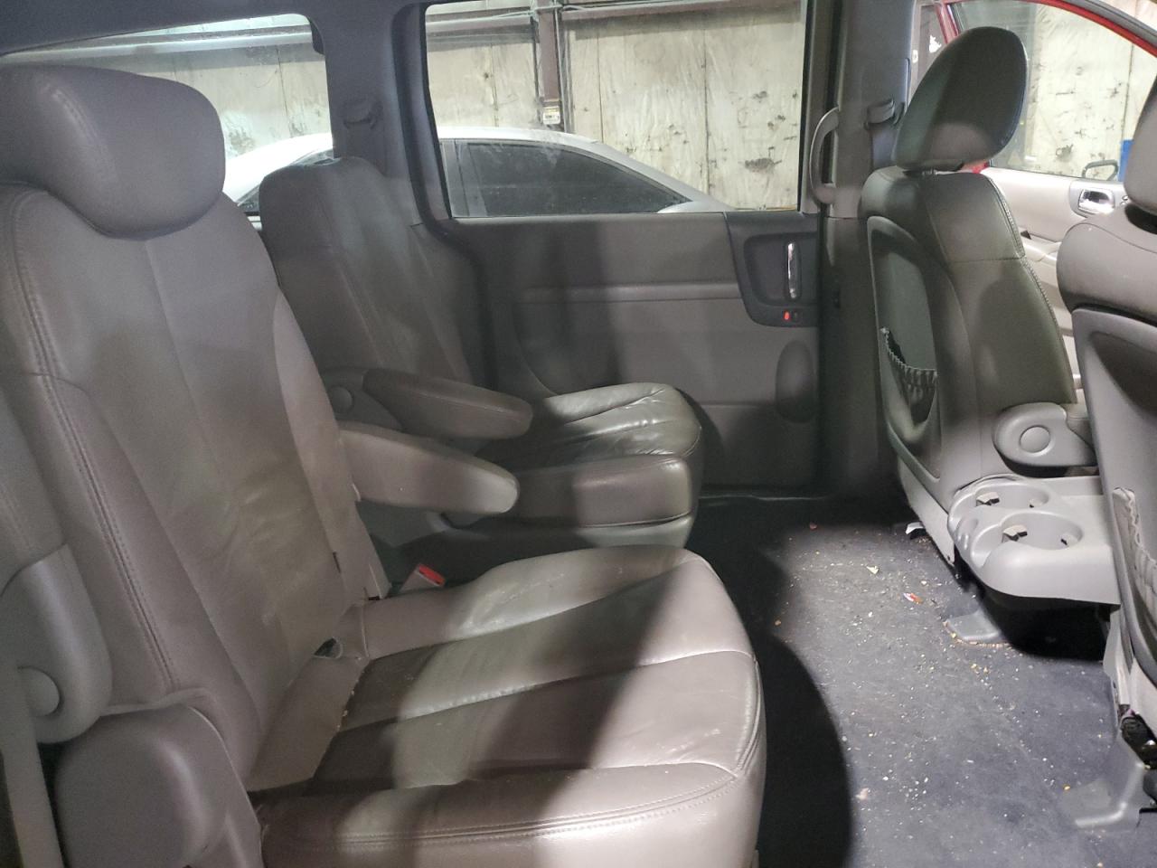 2010 Kia Sedona - Image 11
