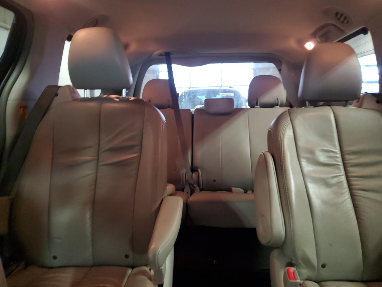 2011 Toyota Sienna - Image 10