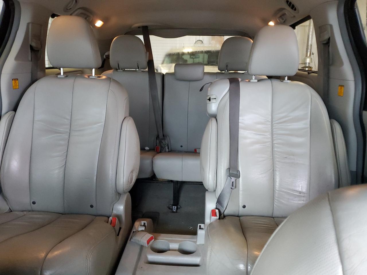 2011 Toyota Sienna - Image 10