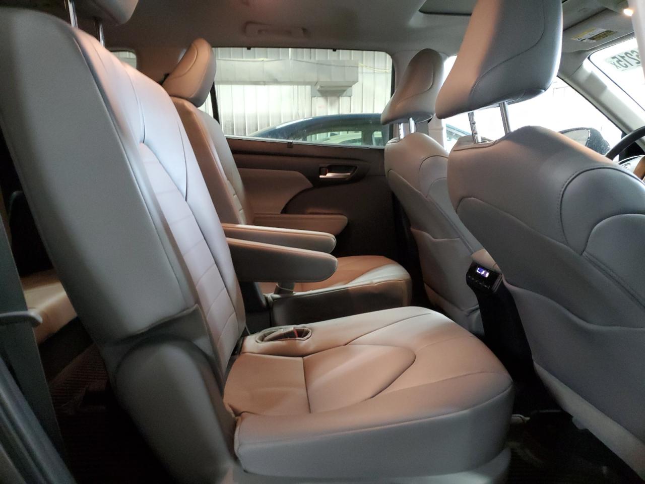 2024 Toyota Highlander - Image 11