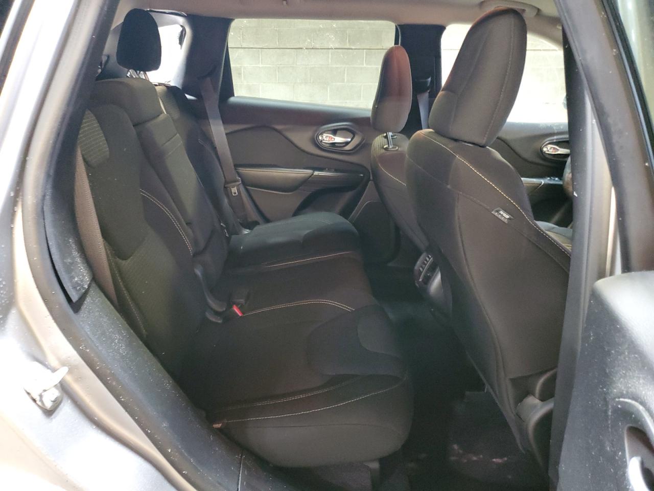 2016 Jeep Grand Cherokee - Image 11