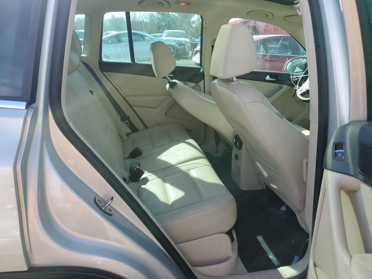 2015 Volkswagen Tiguan - Image 11