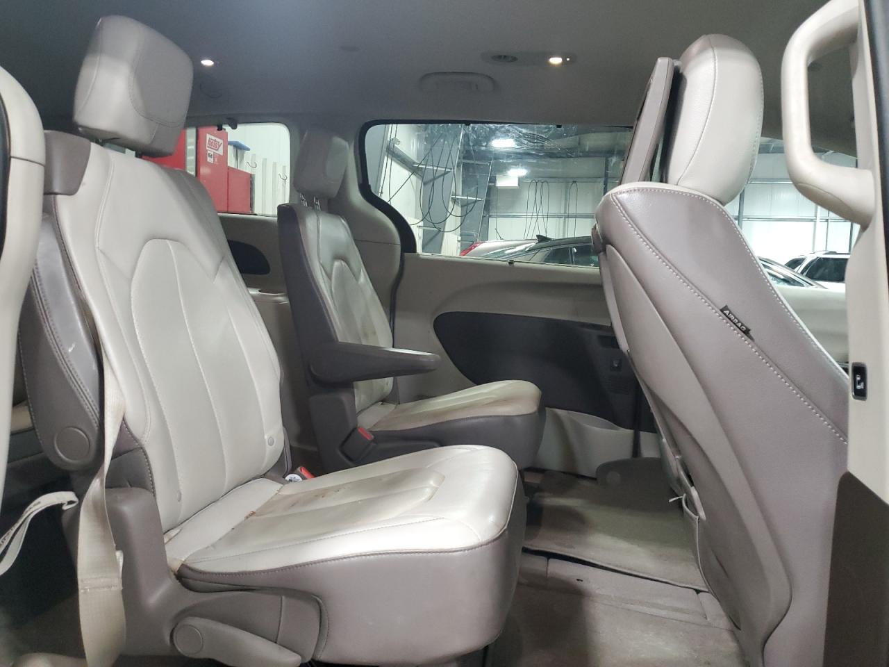 2017 Chrysler Pacifica - Image 11