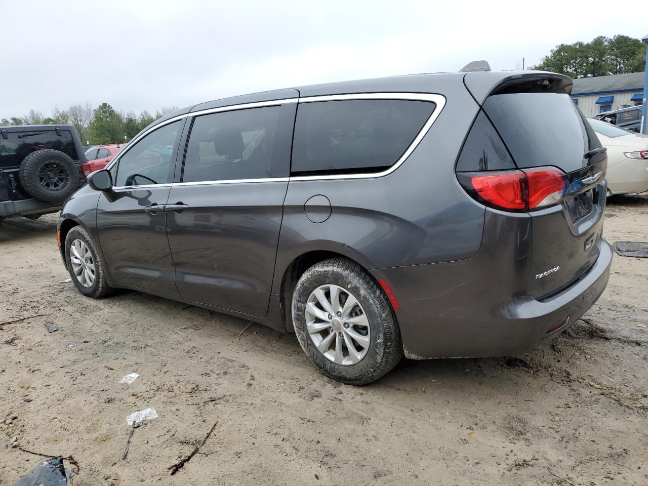 2017 Chrysler Pacifica - Image 2