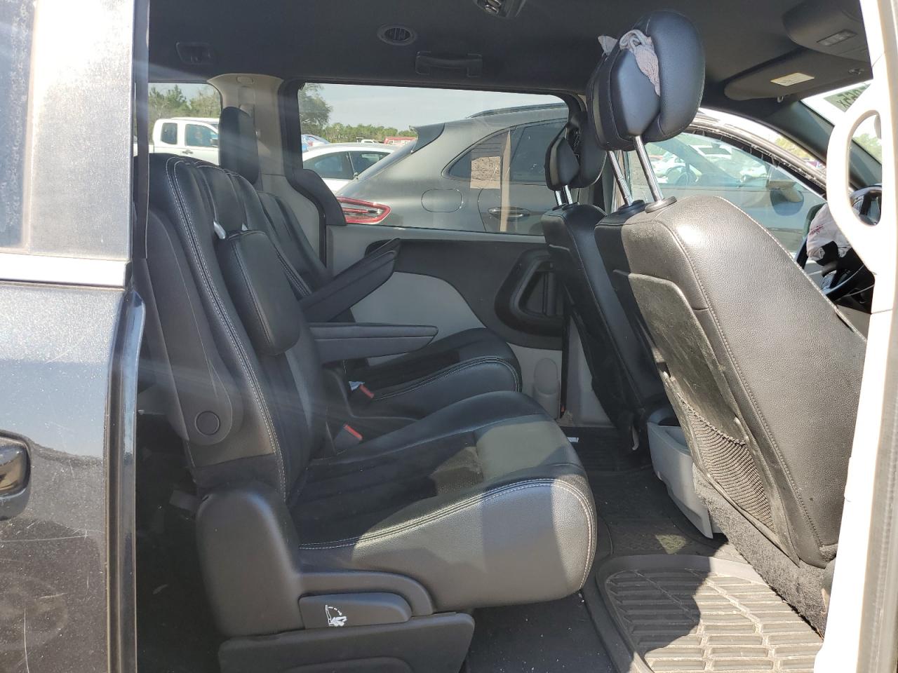 2018 Dodge Caravan - Image 11