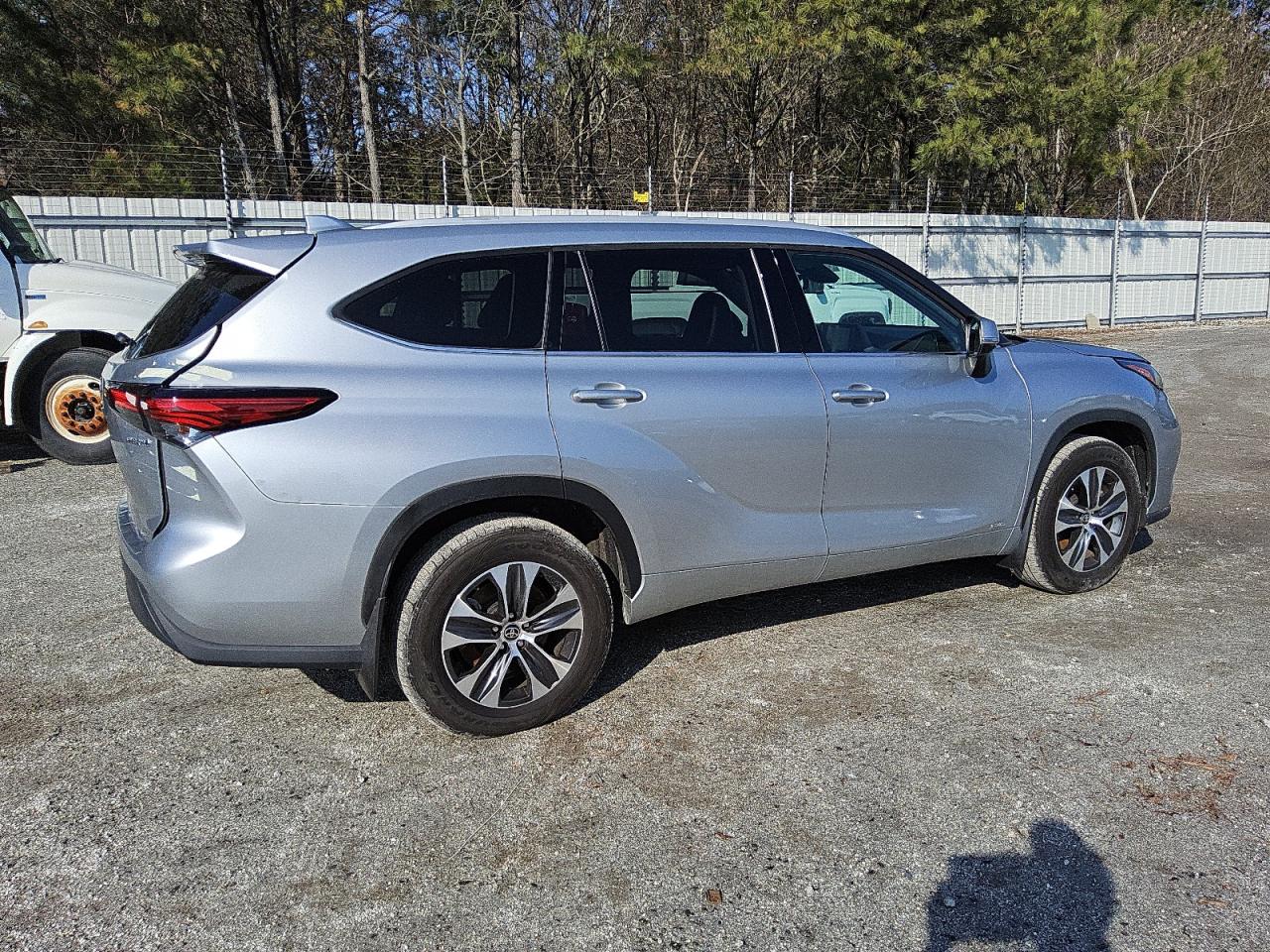 2022 Toyota Highlander - Image 3
