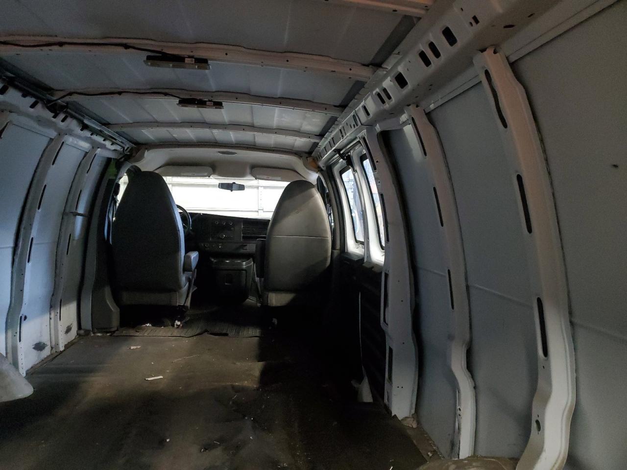 2015 Chevrolet Express - Image 10