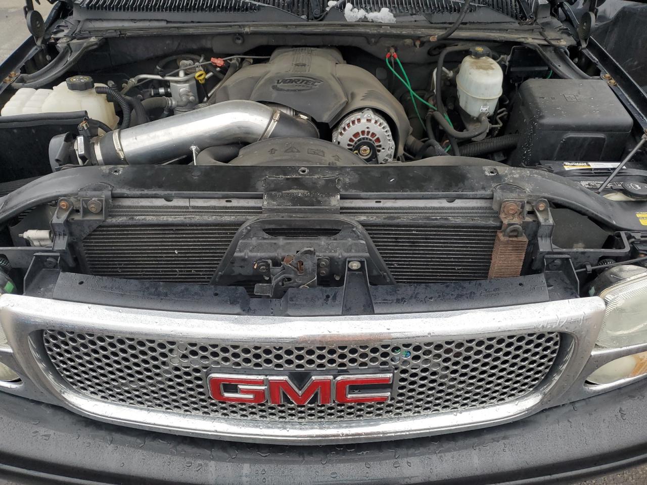 2004 GMC Yukon - Image 12