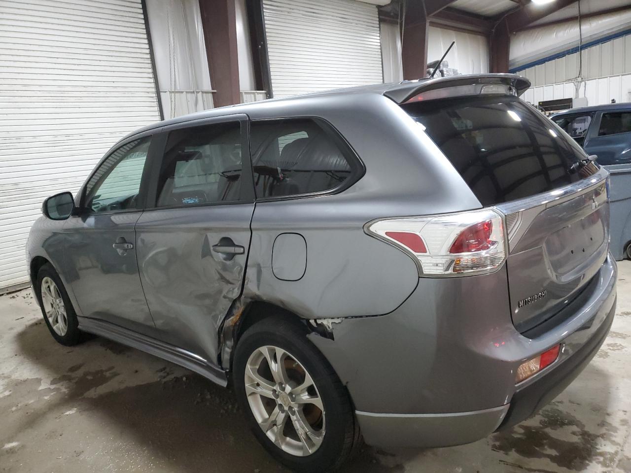 2014 Mitsubishi Outlander - Image 2