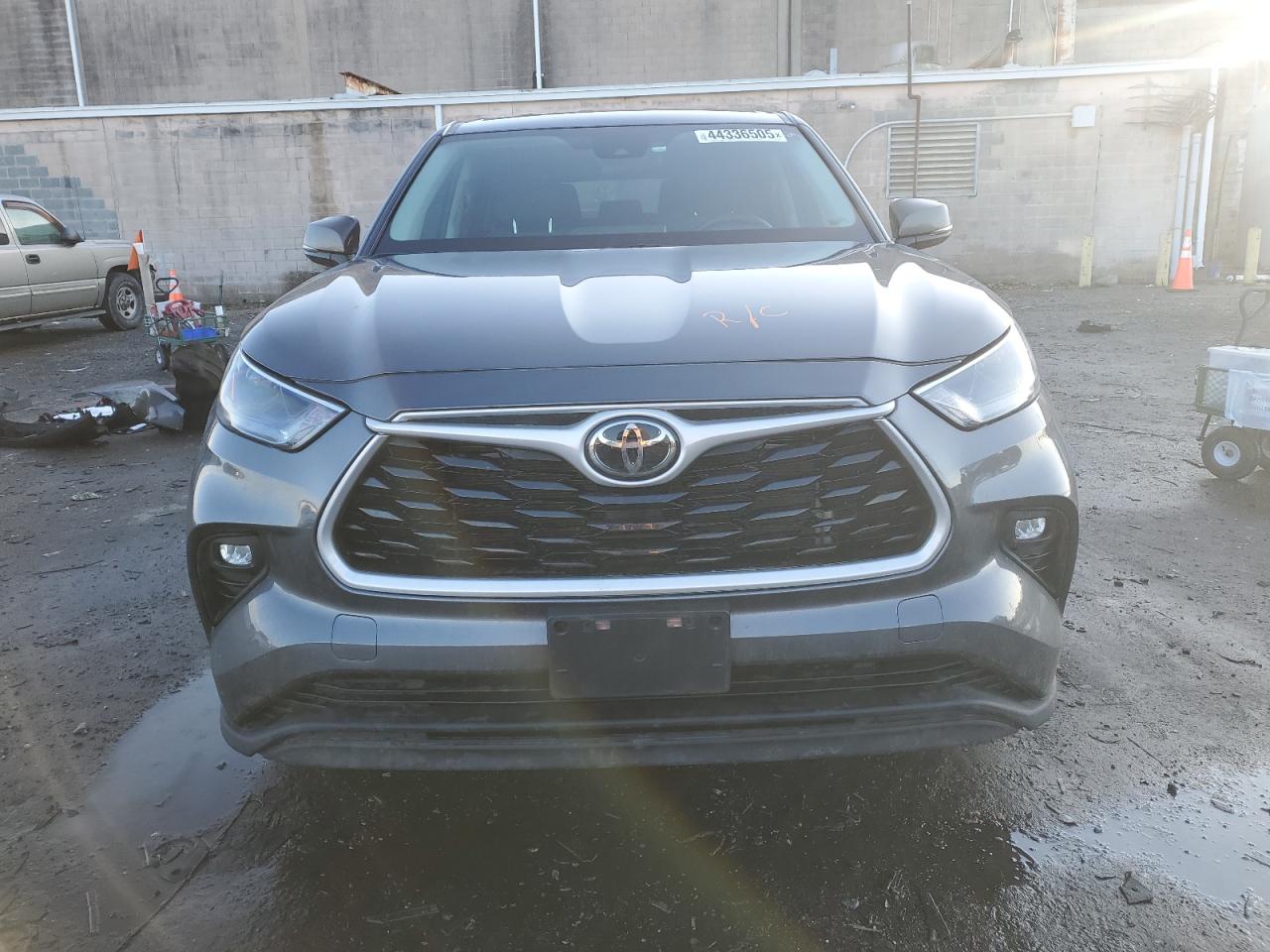 2022 Toyota Highlander - Image 5