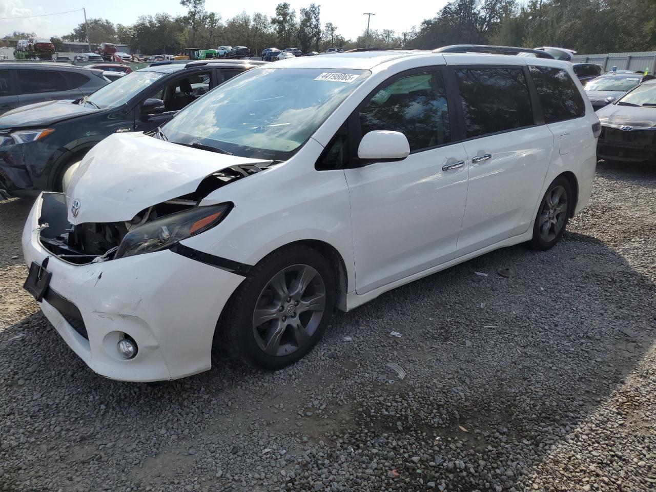 2015 Toyota Sienna - Image 1