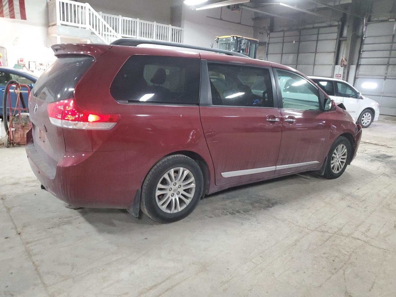 2013 Toyota Sienna - Image 3