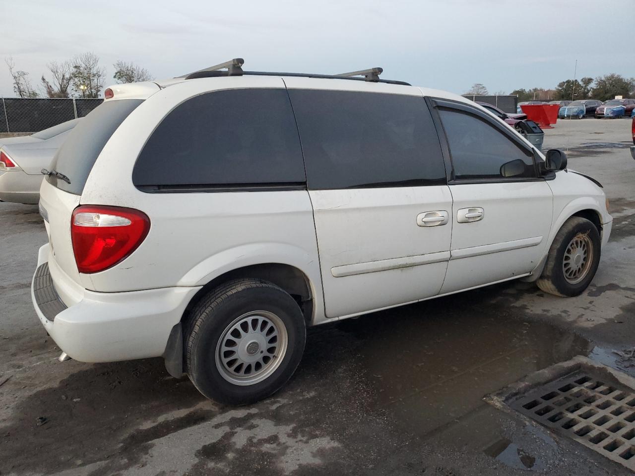 2006 Chrysler Town & Country - Image 3