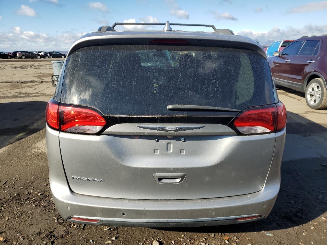 2017 Chrysler Pacifica - Image 6