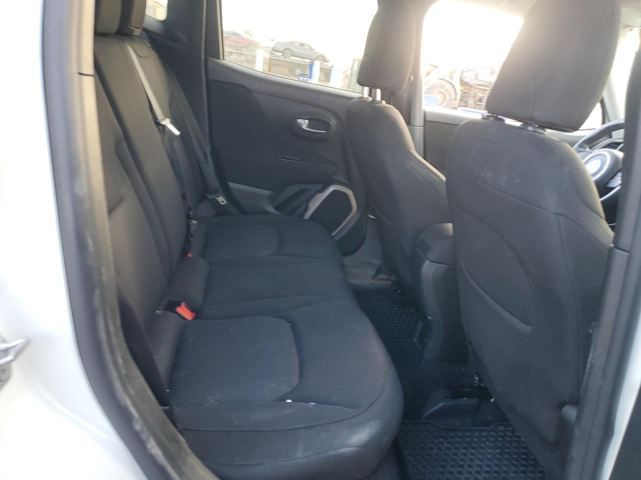 2017 Jeep Renegade - Image 11