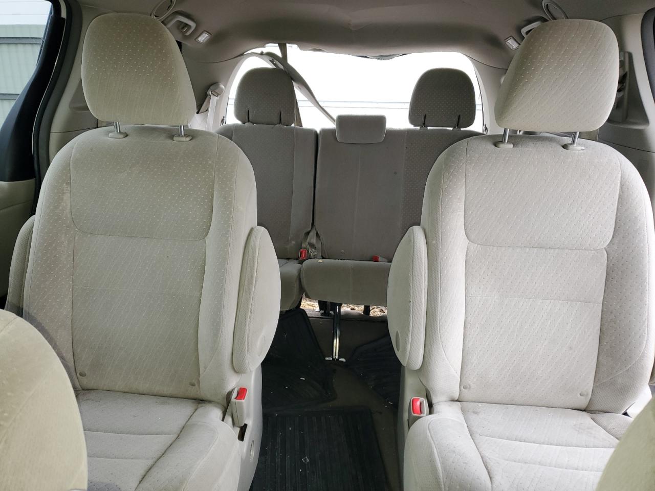 2017 Toyota Sienna - Image 10