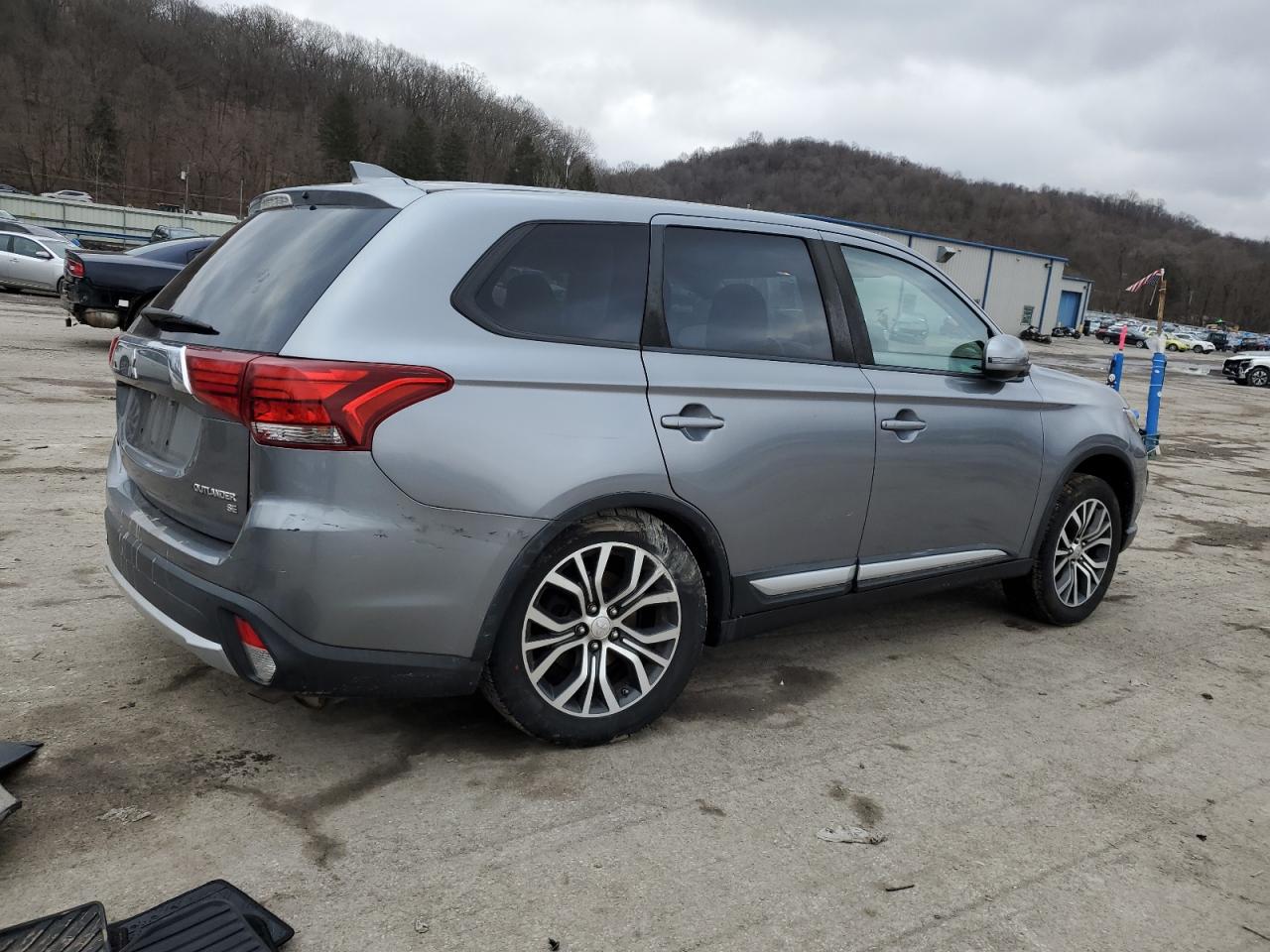 2017 Mitsubishi Outlander - Image 3