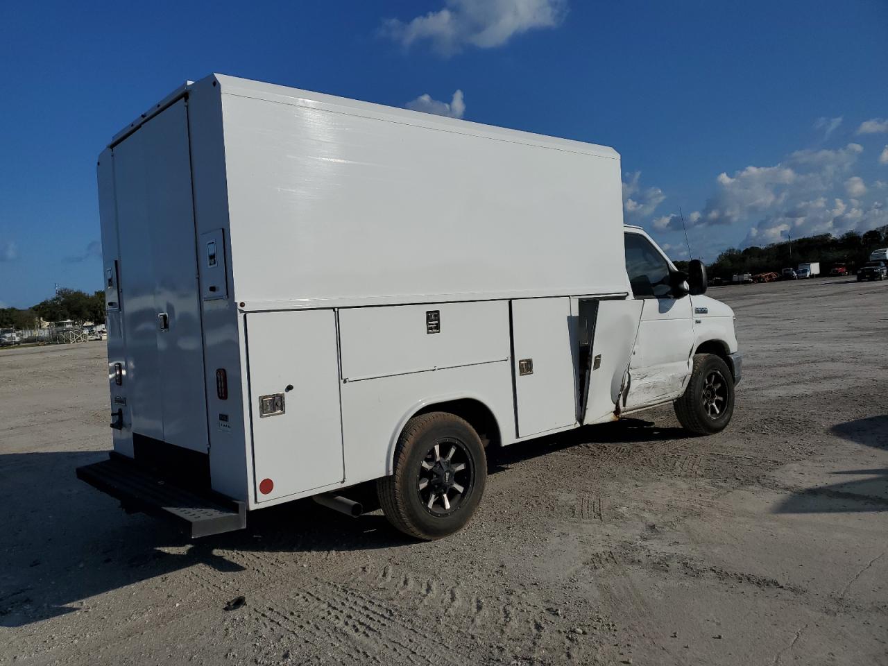2014 Ford Econoline - Image 3