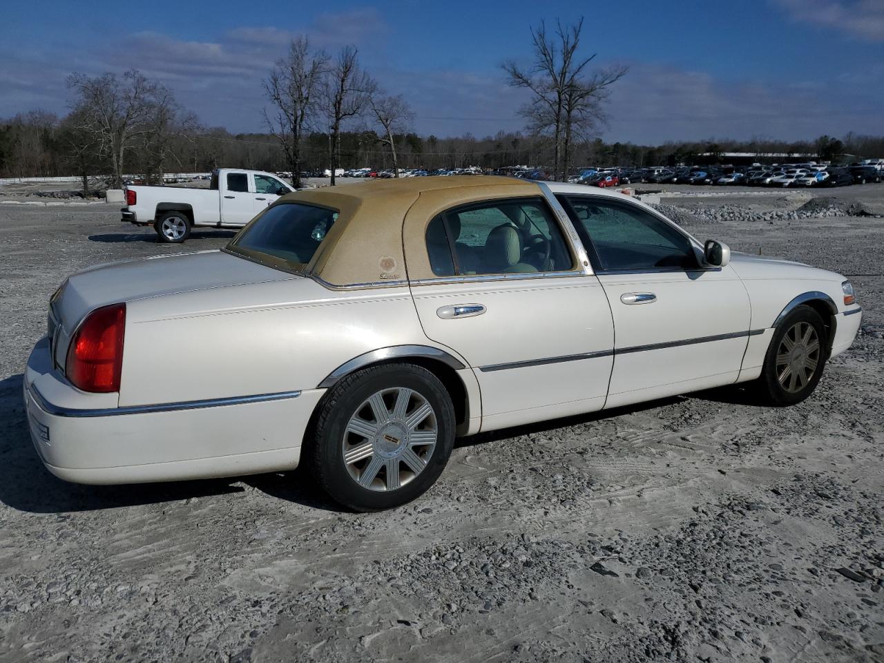 2003 Lincoln Town Car - Image 3