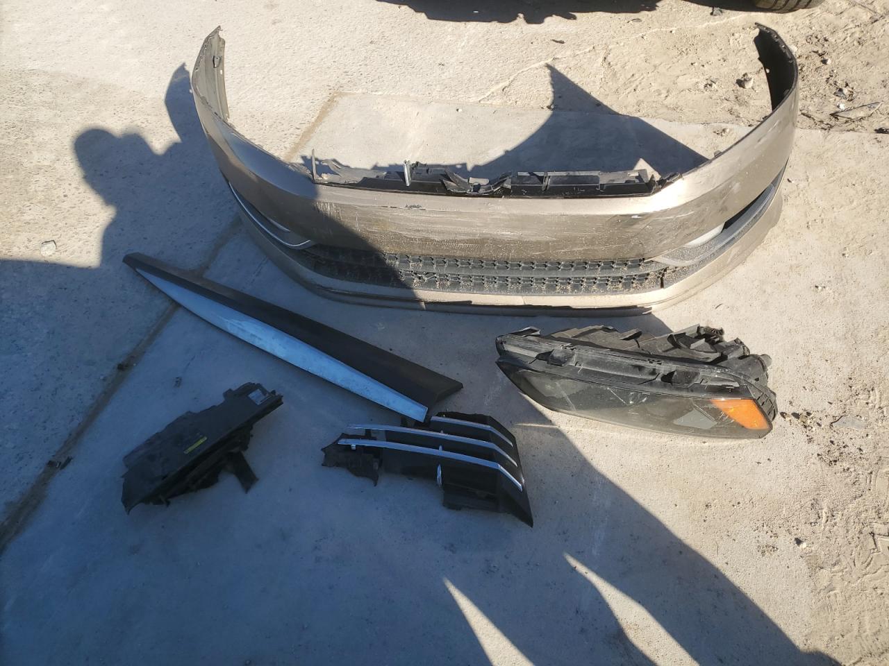 2015 Volkswagen Passat - Image 12