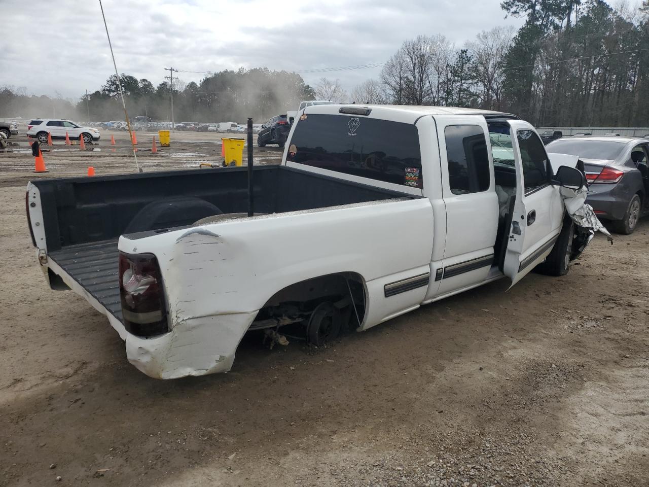 2000 Chevrolet Silverado - Image 3