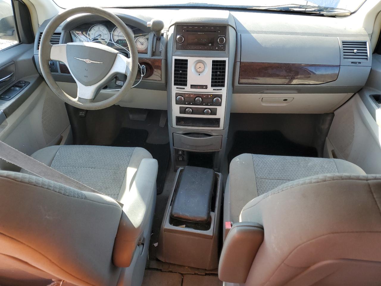 2010 Chrysler Town & Country - Image 8