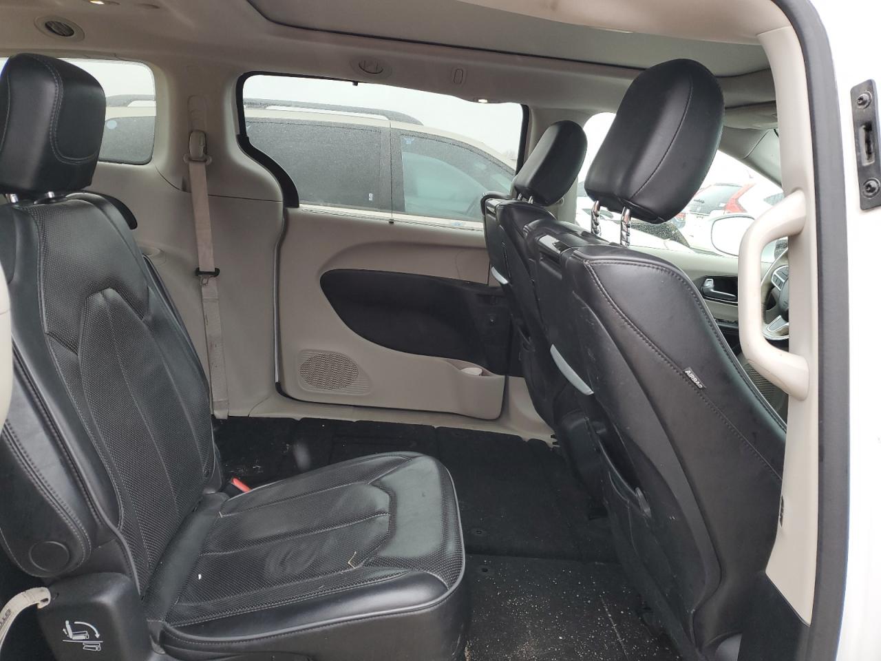 2018 Chrysler Pacifica - Image 12
