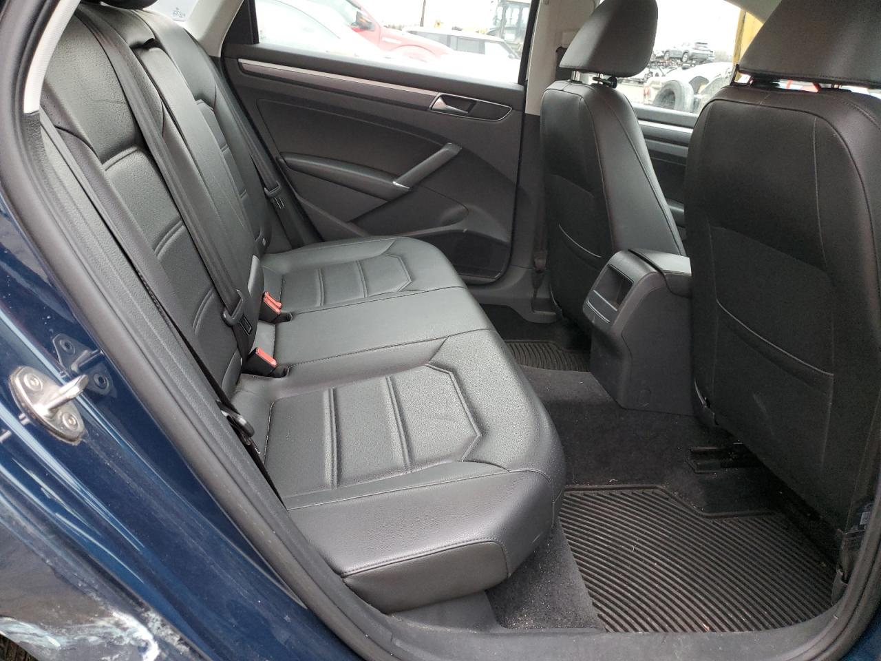 2018 Volkswagen Passat - Image 11