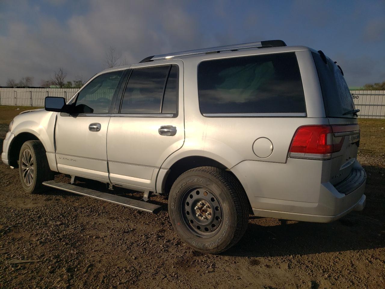 2016 Lincoln Navigator - Image 2