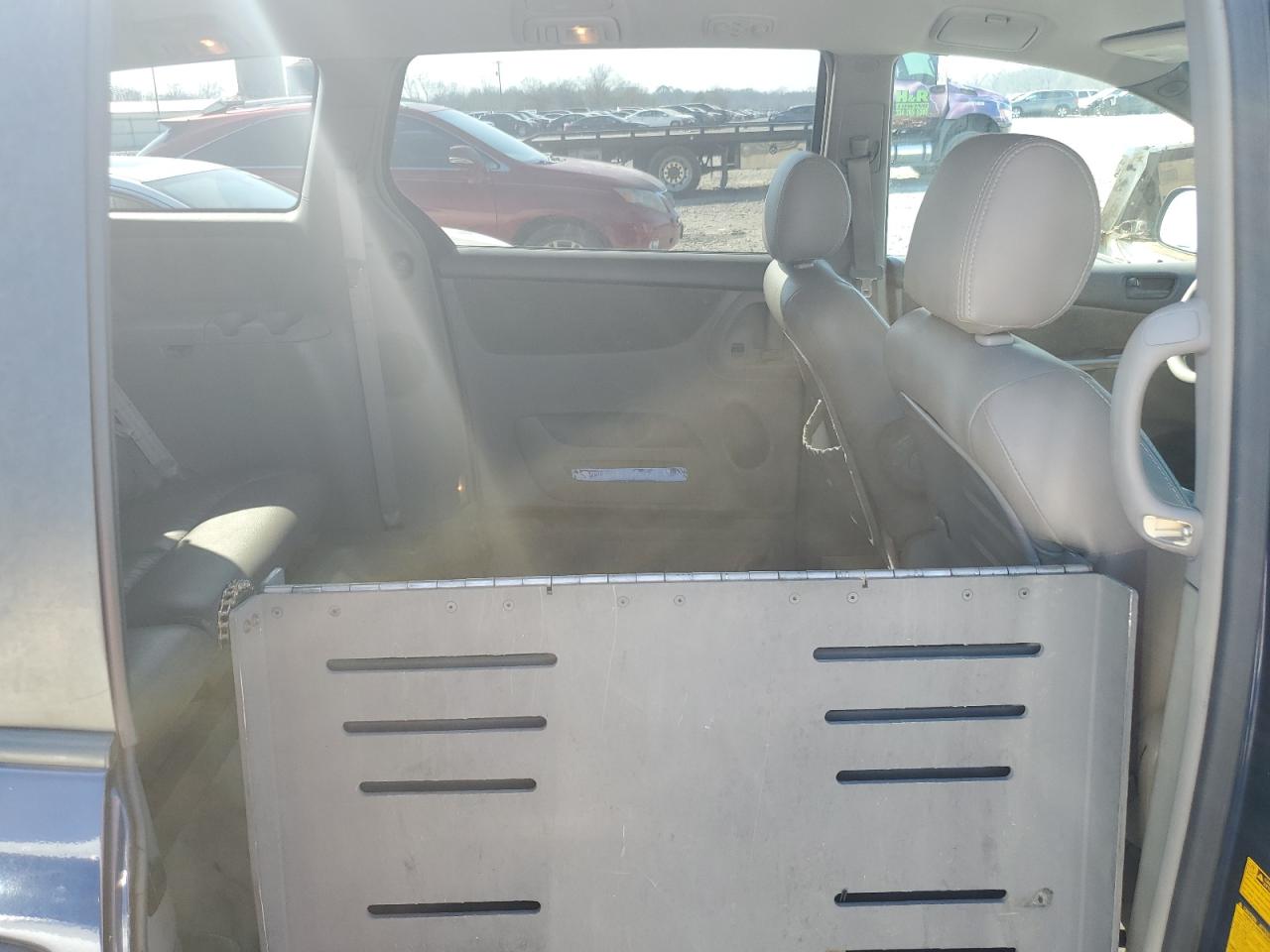 2007 Toyota Sienna - Image 11