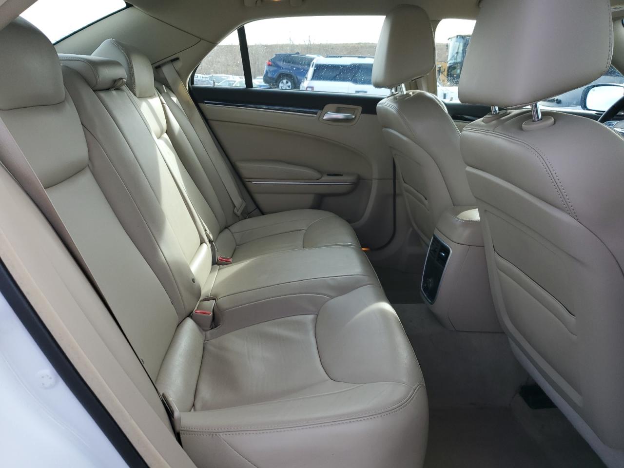 2014 Chrysler 300 - Image 10