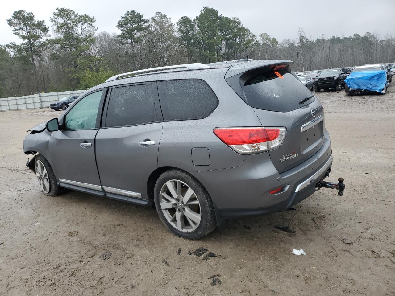 2015 Nissan Pathfinder - Image 2