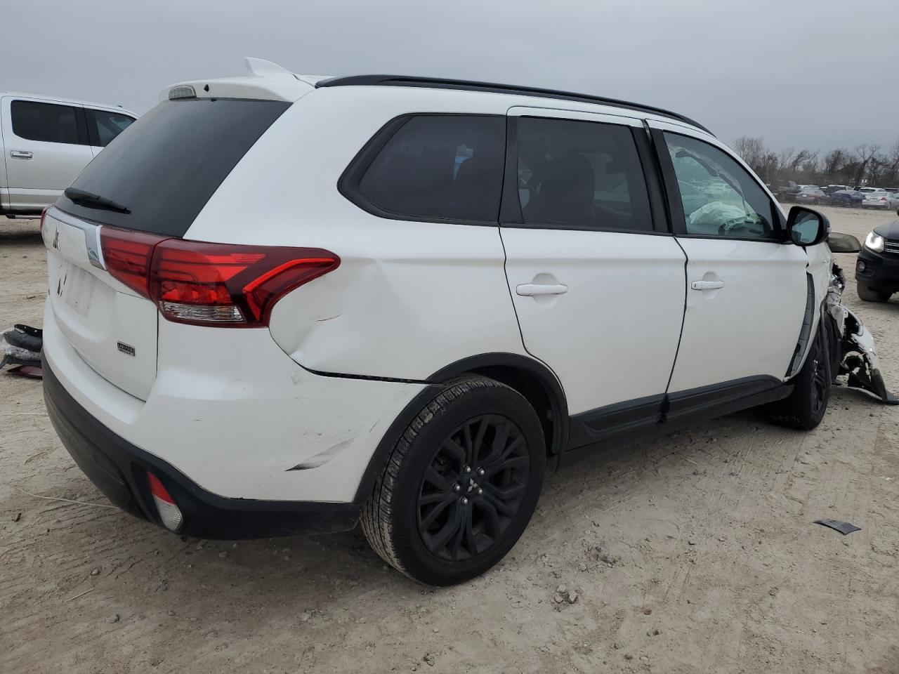 2019 Mitsubishi Outlander - Image 3
