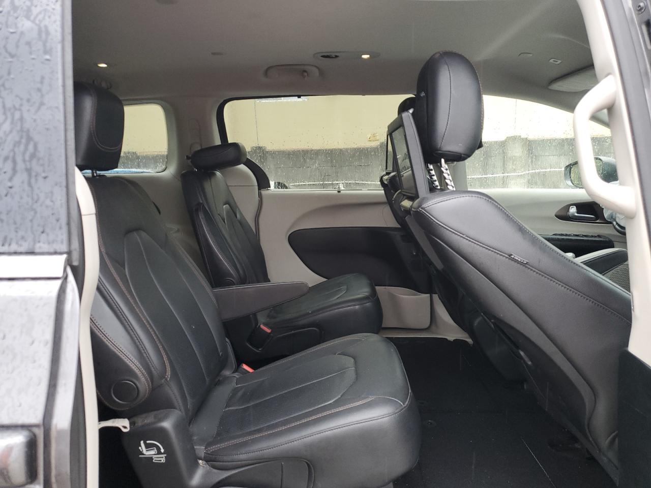 2018 Chrysler Pacifica - Image 11