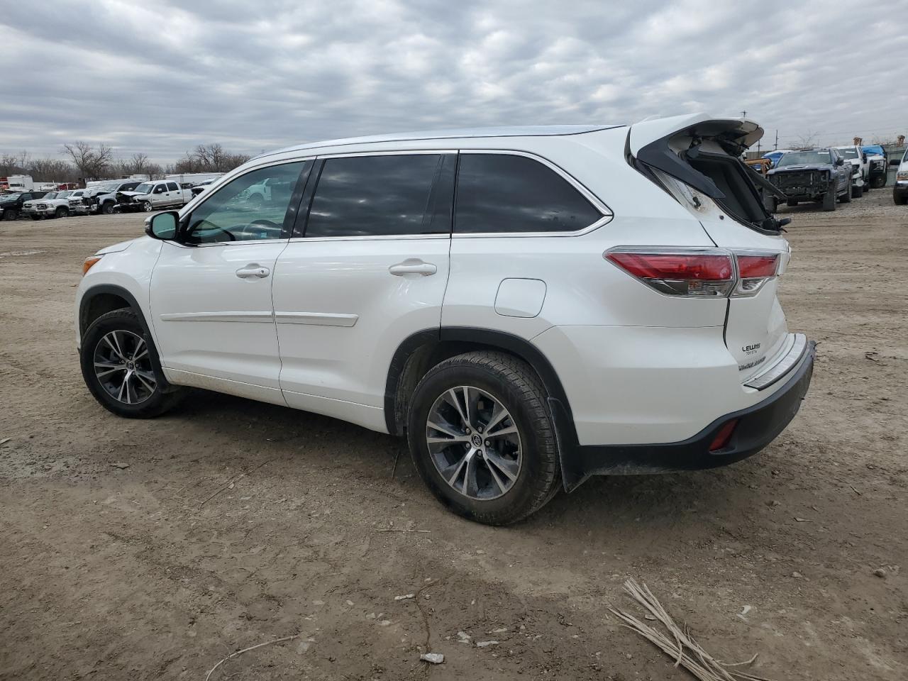 2016 Toyota Highlander - Image 2