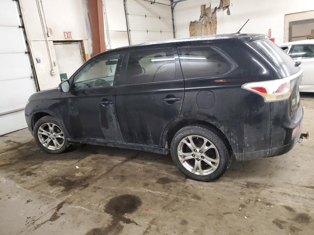 2014 Mitsubishi Outlander - Image 2