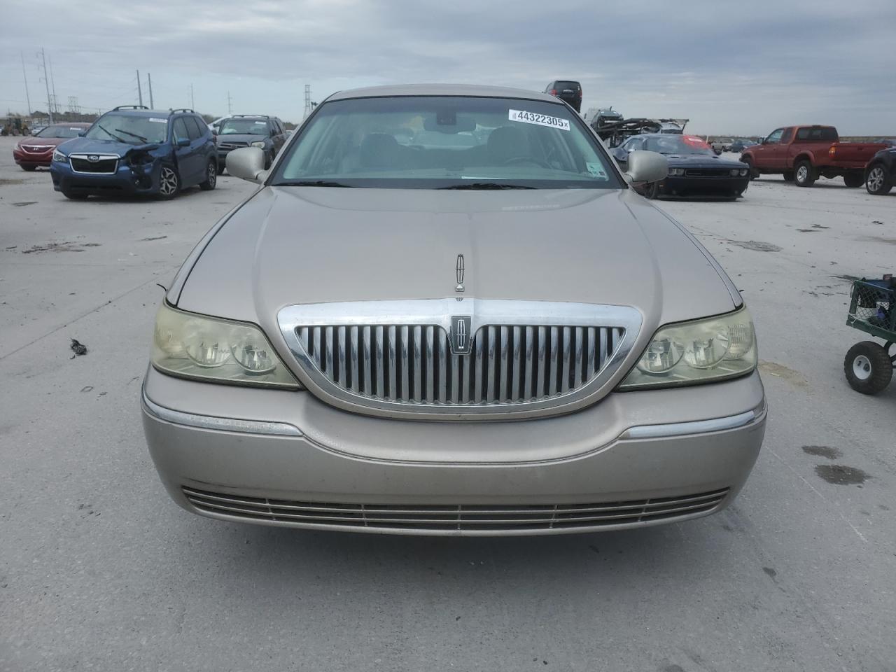2003 Lincoln Town Car - Image 5